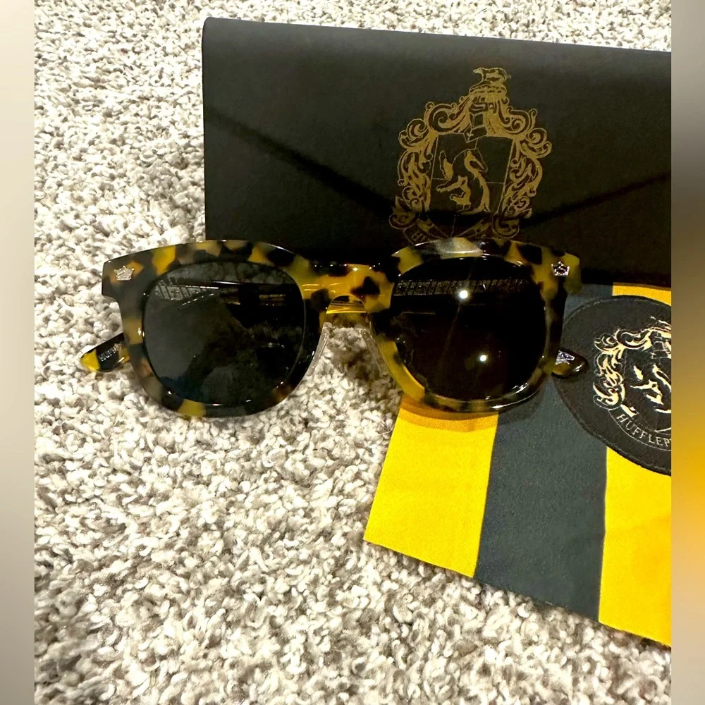 Harry Potter DIFF Charitable Collaboration - Hufflepuff Sunglasses - Picture 6 of 7